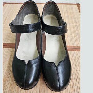 Mary Jane black leather, velcro ankle Strap, Wedge, elegant, comfortable, size 8
